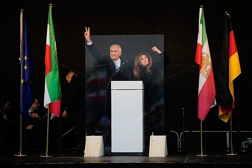 Ομιλία Παχλαβί ενώπιον υπουστηρικτών του στο Μόναχο - Στην εξέδρα μαζί με τη σύζυγό του