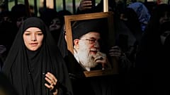 امرأة عراقية تحمل صورة للمرشد الأعلى الإيراني آية الله علي خامنئي أمام السفارة الإيرانية، بغداد، العراق، الجمعة 16 كانون الثاني/يناير 2026.