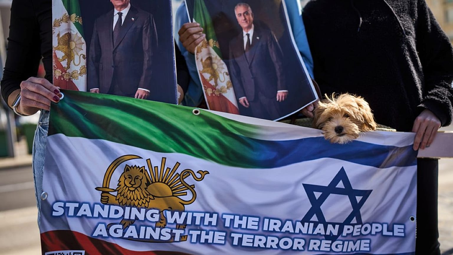 متظاهرون يشاركون في مسيرة دعماً للاحتجاجات المناهضة للحكومة الإيرانية، في تل أبيب، إسرائيل، يوم الجمعة 16 يناير 2026. 