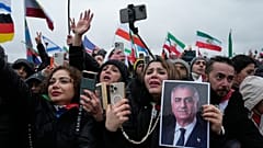 Anhänger des im Exil lebenden iranischen Kronprinzen Reza Pahlavi nehmen während der Münchner Sicherheitskonferenz an einer Demonstration teil.