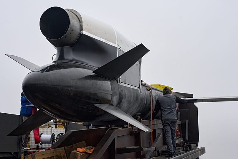 Militärangehörige inspizieren Flamingo-Raketen von Ukrainian Fire Point an einem unbekannten Ort in der Ukraine, 4. Dezember 2025