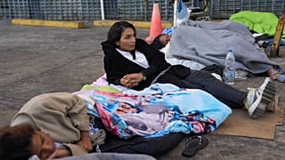 Есси Ороско вместе с родственниками других заключенных ждет освобождения своего отца, Фернандо Ороско, содержащегося в центре "Зона 7" 