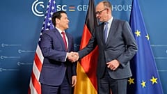 US-Außenminister Marco Rubio, links, und der deutsche Bundeskanzler Friedrich Merz treffen sich am Rande der Münchner Sicherheitskonferenz, Deutschland, 13. Februar 2026,