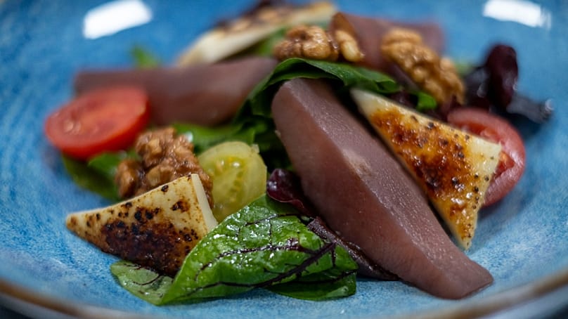 Şef Veli Bayraktar'ın hazırladığı Kıbrıs yemeklerini ön plana çıkarmak için ortak projeler yürütüyor.