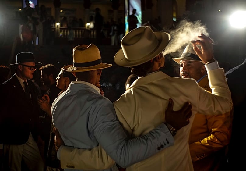 Des gens fument des cigares lors de la journée d'ouverture du festival annuel Habano à La Havane, Cuba, le lundi 26 février 2024. 