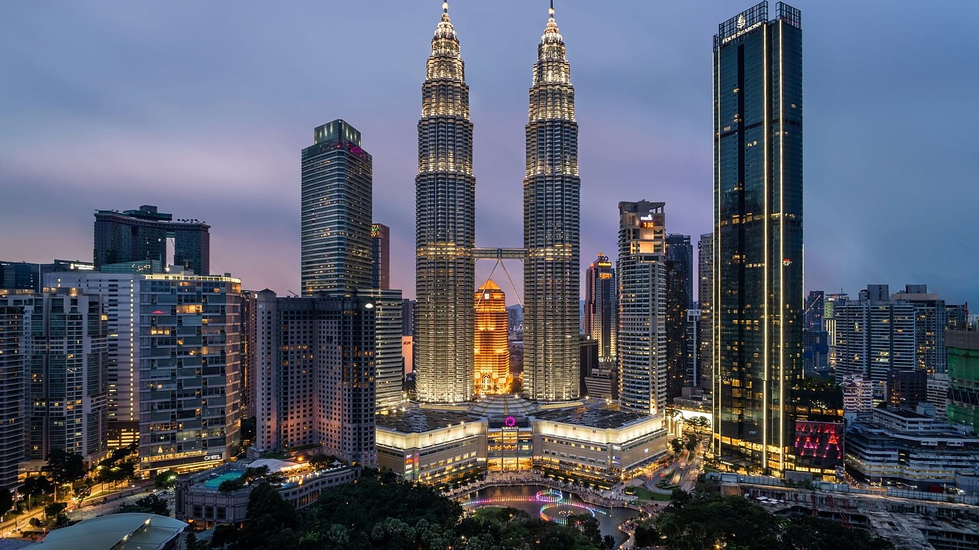 Blick auf die Petronas-Zwillingstürme in Kuala Lumpur bei Sonnenuntergang