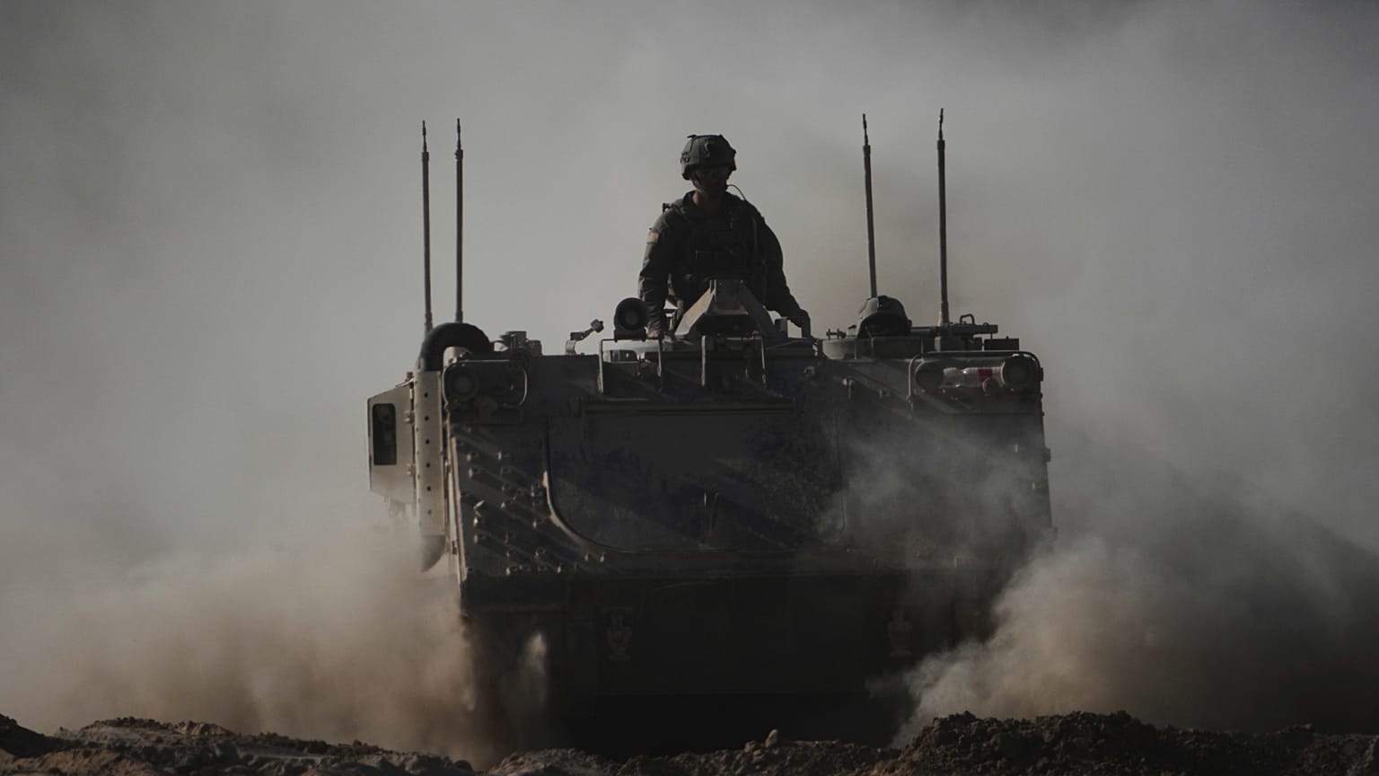  قوات إسرائيلية قرب الحدود مع غزة، في جنوب إسرائيل، يوم الخميس 8 مايو 2025.