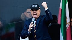 ABD'li Senatör Lindsey Graham Münih'te düzenlenen Münih Güvenlik Konferansı sırasında düzenlenen bir gösteride İran'ın sürgündeki Veliaht Prensi Rıza Pehlevi'yi destekleyenlerle konuşuyor.
