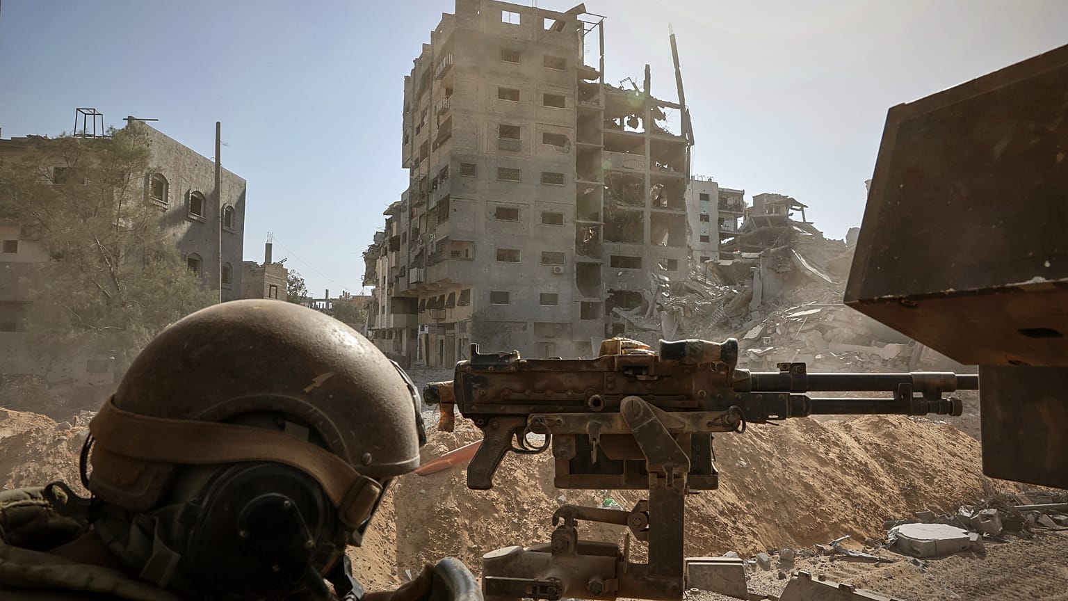 صورة لجندي إسرائيلي خلف رشاش قرب المستشفى الميداني الأردني في غزة، 3 أكتوبر/تشرين الأول 2025.