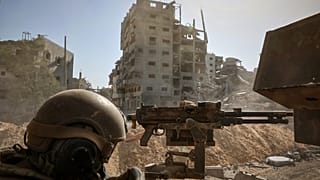 صورة لجندي إسرائيلي خلف رشاش قرب المستشفى الميداني الأردني في غزة، 3 أكتوبر/تشرين الأول 2025.