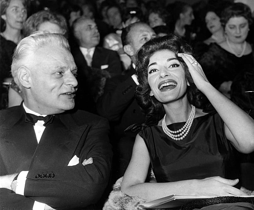 Maria Callas(jobbra) és Antonio Ghiringhelli(balra) a milánói Scala szuperintendánsa egy mozielőadáson Milánóban 1960-ban