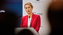 A chefe da política externa da União Europeia, Kaja Kallas, discursa durante a Conferência de Segurança de Munique, em Munique.
