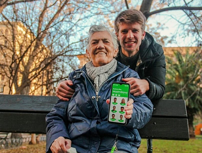 El creador del móvil, Jorge Terreu y su abuela Maximiliana, 2020
