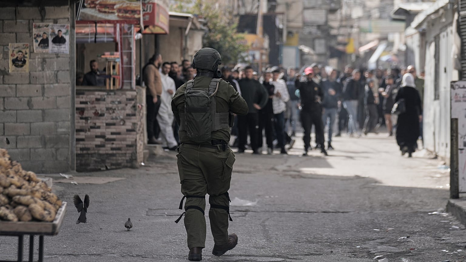 جنود إسرائيليون خلال عملية عسكرية في سوق داخل مخيم بلاطة للاجئين في الضفة الغربية، الأحد 1 فبراير 2026.