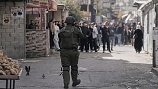 جنود إسرائيليون خلال عملية عسكرية في سوق داخل مخيم بلاطة للاجئين في الضفة الغربية، الأحد 1 فبراير 2026.