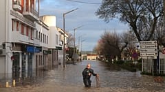 Αστυνομικοί απομακρύνουν τους κατοίκους από ένα ξενοδοχείο με φουσκωτές βάρκες κατά μήκος ενός πλημμυρισμένου δρόμου μετά την υπερχείλιση του ποταμού Sado λόγω της έντονης βροχόπτωσης στο Alcácer do Sal.