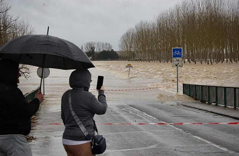 طريق مغمورة بالمياه في مارماند، مع اجتياح فيضانات شديدة غرب فرنسا جراء العاصفة "نيلز"، الأحد 15 فبراير 2026.