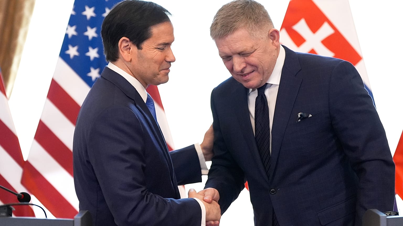 Marco Rubio amerikai külügyminiszter (balra) kezet ráz Robert Fico szlovák miniszterelnökkel egy közös sajtótájékoztató után Pozsonyban, Szlovákiában, 2026. február 15-én, vas