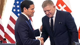 Marco Rubio amerikai külügyminiszter (balra) kezet ráz Robert Fico szlovák miniszterelnökkel egy közös sajtótájékoztató után Pozsonyban, Szlovákiában, 2026. február 15-én, vas