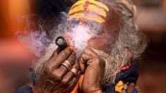 Ein Saddhu raucht Marihuana im Pashupatinath-Tempel in Kathmandu beim Shivaratri-Fest.