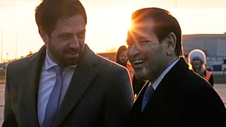 Marco Rubio amerikai külügyminiszter beszélget Magyar Levente államtitkárral (balra) a budapesti Liszt Ferenc Nemzetközi Repülőtéren, 2026. február 15-én