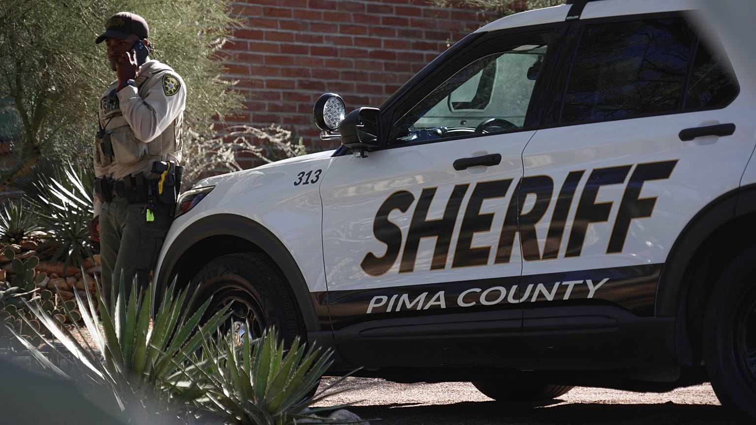 Pima İlçe Şerifliği'nden bir yetkili, Nancy Guthrie'nin evinin önünde bekliyor, 14 Şubat 2026.