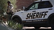 Pima İlçe Şerifliği'nden bir yetkili, Nancy Guthrie'nin evinin önünde bekliyor, 14 Şubat 2026.