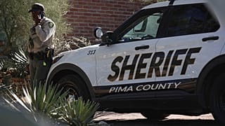 Pima İlçe Şerifliği'nden bir yetkili, Nancy Guthrie'nin evinin önünde bekliyor, 14 Şubat 2026.