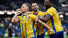 Mansfield Town'dan Louis Reed'in gol sevinci.