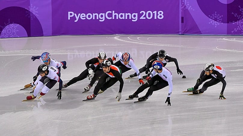 Knoch Viktor (b3) és Burján Csaba (b4) a pjongcsangi téli olimpia 5000 méteres gyorskorcsolyaváltó versenyének elődöntőjében a Kangnung Jégcsarnokban 2018. február 13-án