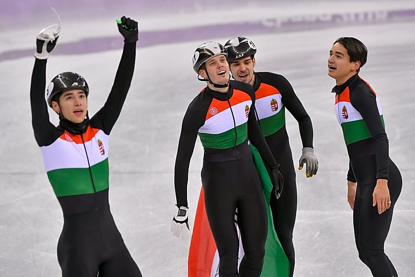 Liu Shaoang, Knoch Viktor, Burján Csaba és Liu Shaolin Sándor a phongcsangi téli olimpia férfi 5000 méteres váltó rövidpályás gyorskorcsolya döntő után 2018. február 22-én