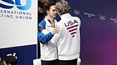 Ilya Maninin gratuliert Mikhail Shaydorov zu seiner olympischen Goldmedaille