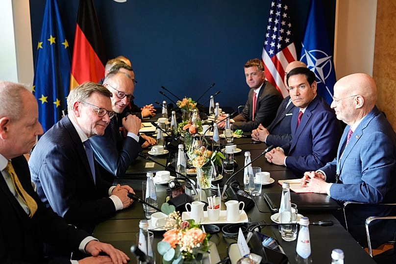 Der US-Außenminister Marco Rubio (rechts) und der deutsche Bundeskanzler Friedrich Merz treffen sich am Freitag, dem 13. Februar 2026, in München.