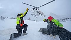 Die Mitarbeiter des italienischen alpinen Rettungsdienstes führen am 25. März 2025 eine Übung in der Nähe von Cortina D'Ampezzo durch. 