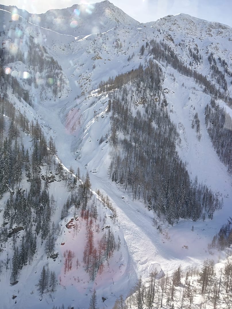 L'avalanche qui a coûté la vie à trois skieurs français dans le Couloir Vesses, une zone de hors-piste réputée à Courmayeur, dans le haut Val Veny, le dimanche 15 février 2026