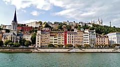 Vista geral do Quai Fulchiron em Lyon, onde Quentin foi resgatado sem vida na passada quinta-feira.
