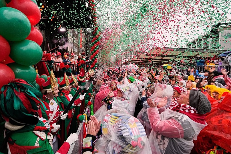 Trotz Regen und Kälte: Tausende Menschen feiern in Köln am 12. Februar Karneval.