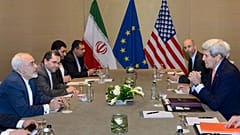 CENEVRE - 30 Mayıs 2015: ABD Dışişleri Bakanı John Kerry, nükleer anlaşma müzakereleri kapsamında İranlı mevkidaşı Muhammed Cevad Zarif ile resmi görüşmelerde bulunuyor.
