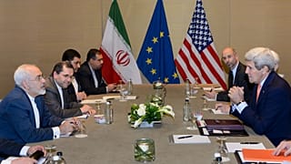 جنيف – 30 مايو/أيار 2015: وزير الخارجية الأميركي جون كيري يجري محادثات رسمية مع نظيره الإيراني محمد جواد ظريف ضمن مفاوضات الاتفاق النووي.