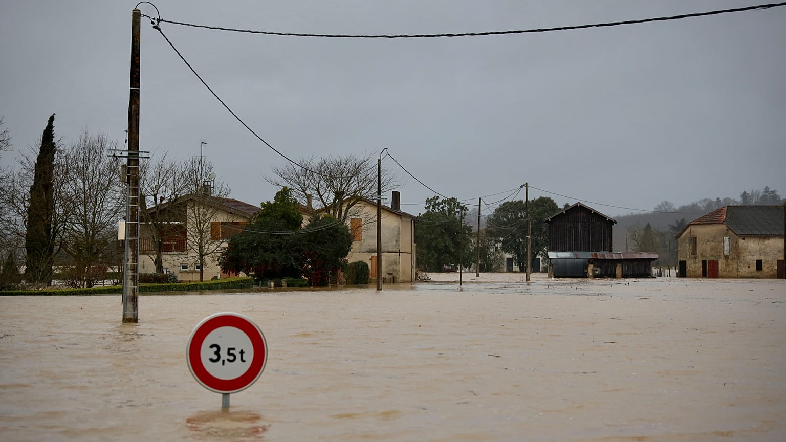 Un panneau routier sur une route inondée alors que de graves inondations frappent l'ouest de la France sous l'effet de la tempête Nils à La Réole, le dimanche 15 février 2026