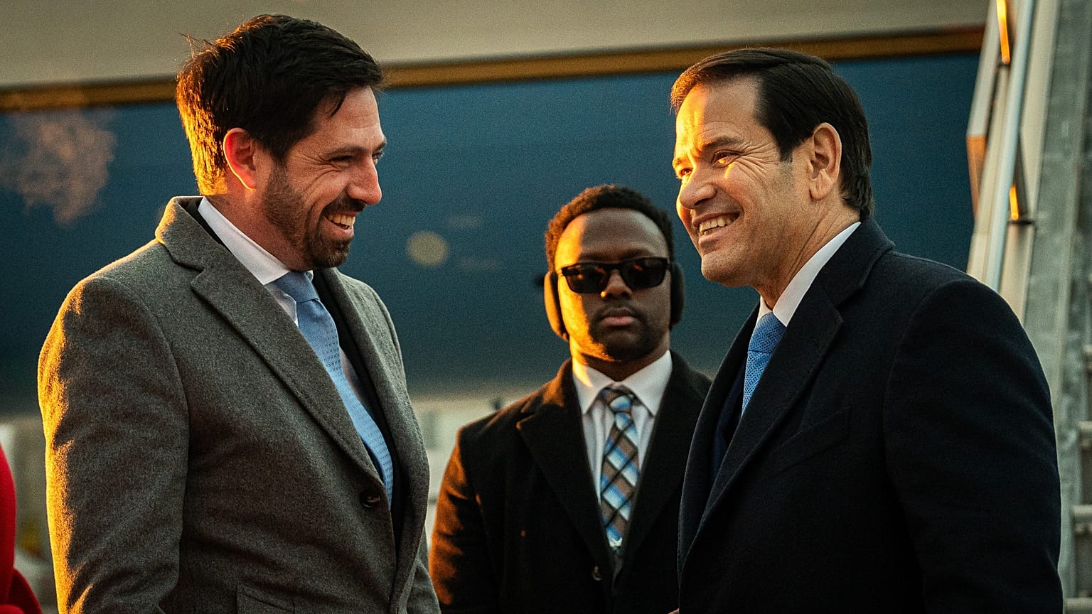 Magyar Levente külügyi államtitkár és Marco Rubio amerikai külügyminiszter a Liszt Ferenc Nemzetközi Repülőtéren 2026. február 15-én