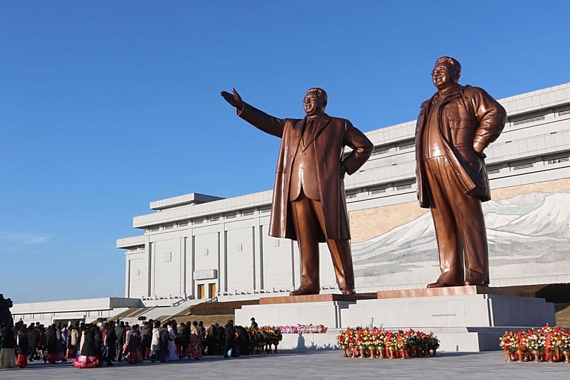 16 فبراير 2026: مواطنو بيونغ يانغ يحيون ذكرى ميلاد كيم جونغ إيل الـ84 على تلة مانسو.