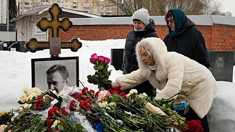 Родные Навального на могиле, 16.02.2026