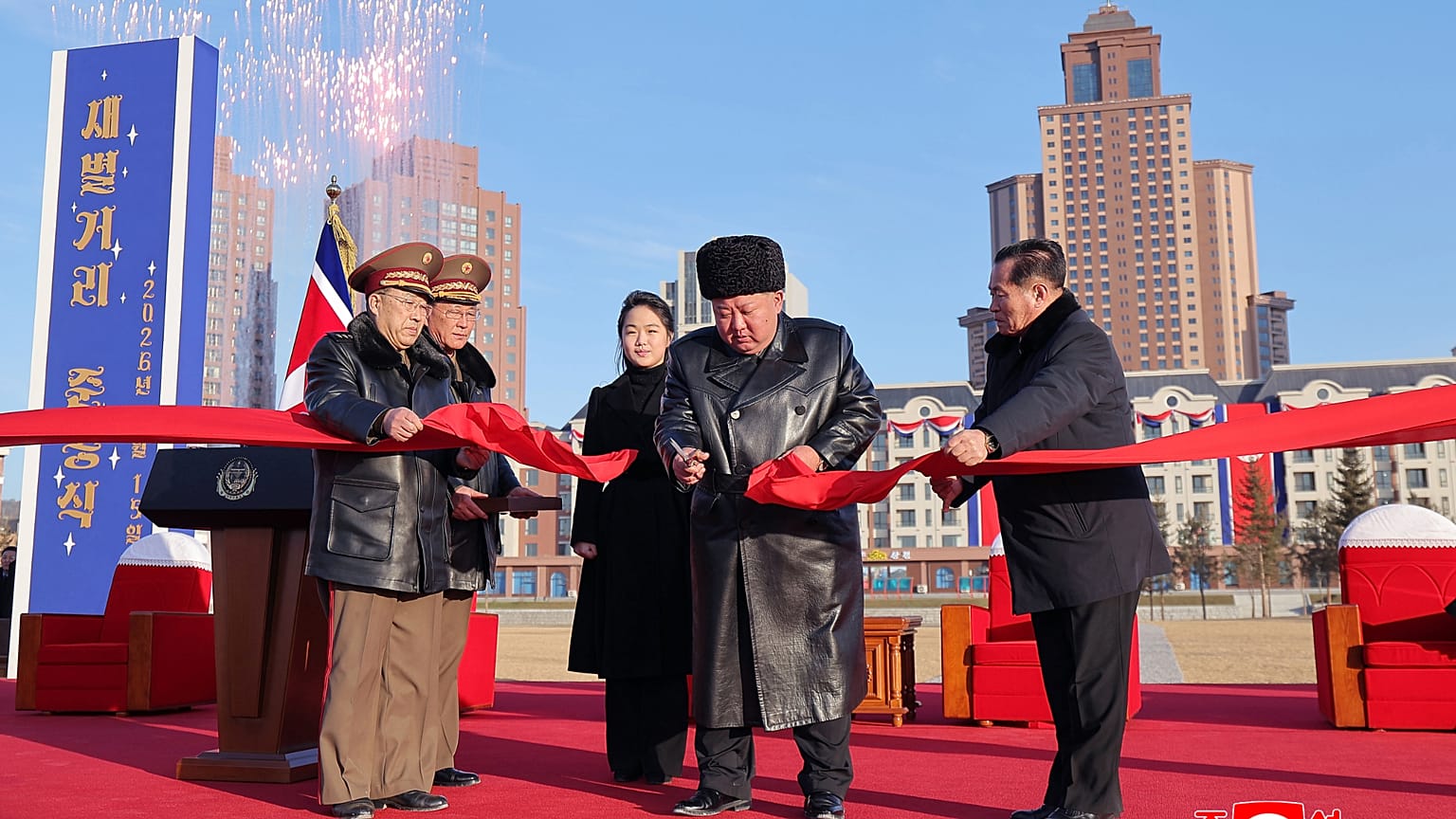 El líder norcoreano Kim Jong Un, segundo por la derecha, asiste a la ceremonia de inauguración de la nueva avenida Saeppyol en Pyongyang