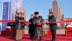 Nordkoreas Machthaber Kim Jong Un (zweiter von rechts) nimmt an der Einweihung der neuen Saeppyol-Straße in Pjöngjang teil.