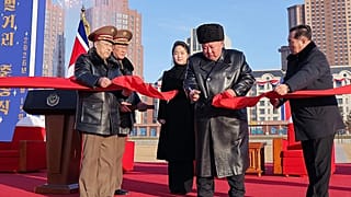 El líder norcoreano Kim Jong Un, segundo por la derecha, asiste a la ceremonia de inauguración de la nueva avenida Saeppyol en Pyongyang