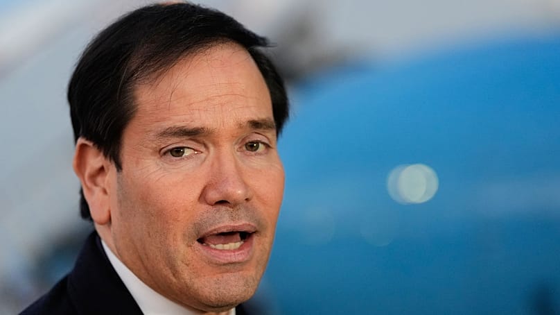 Marco Rubio amerikai külügyminiszter újságíróknak nyilatkozik, mielőtt felszáll a repülőgépre a marylandi Andrews közös bázison, 2026. február 12-én, csütörtökön, a Müncheni Biztonságpolitikai Konferenciára indulva. 