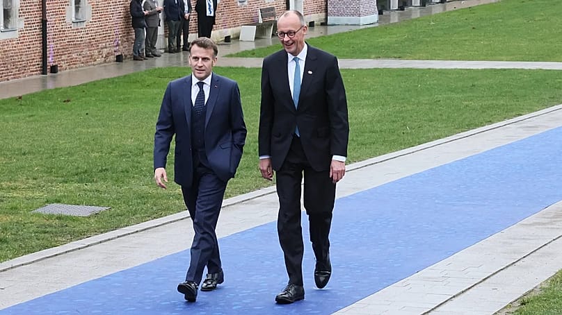 Bundeskanzler Friedrich Merz und Frankreichs Präsident Macron haben Gespräche über die Atomfrage begonnen.