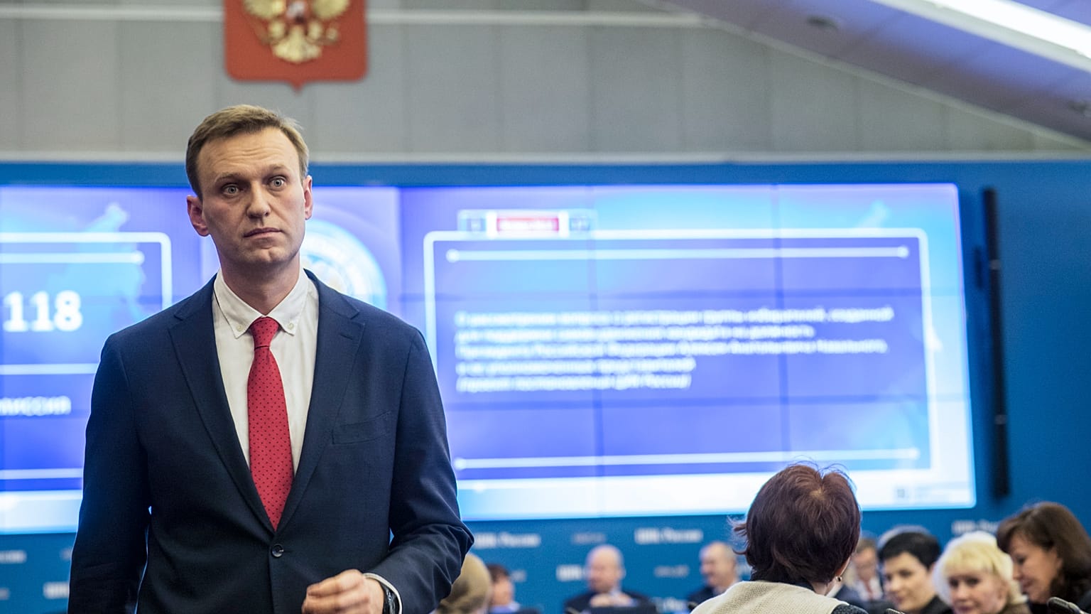 Zdj. archiwalne: Aleksiej Nawalny, stoi przed siedzibą Centralnej Komisji Wyborczej Rosji w Moskwie, Rosja, w poniedziałek, 25 grudnia 2017 r. 