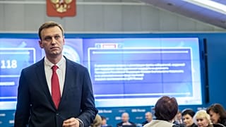 Zdj. archiwalne: Aleksiej Nawalny, stoi przed siedzibą Centralnej Komisji Wyborczej Rosji w Moskwie, Rosja, w poniedziałek, 25 grudnia 2017 r. 